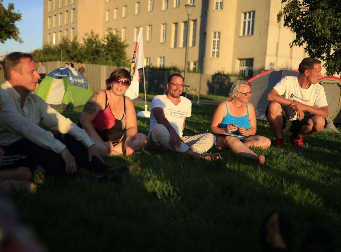 Der Camprat tagt vor der Schweizer Botschaft